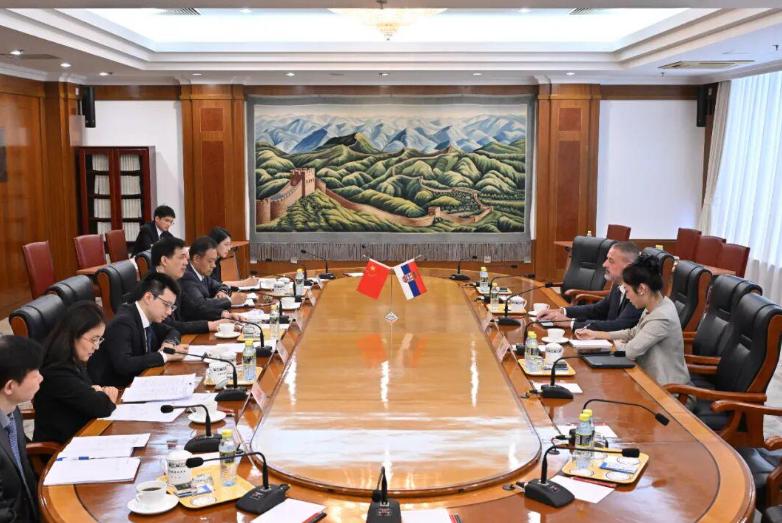 國家發展改革委副主任周海兵會見塞爾維亞總統特使、對華合作國家協調委員會成員巴西奇