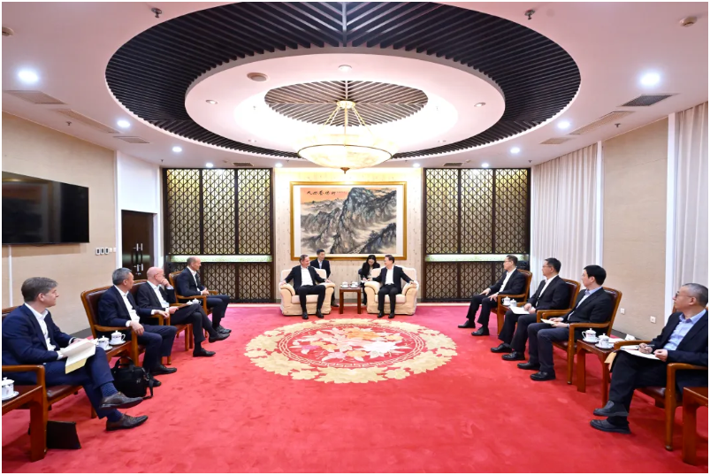 國(guó)家發(fā)改委主任會(huì)見(jiàn)大眾汽車集團(tuán)管理董事會(huì)主席奧博穆